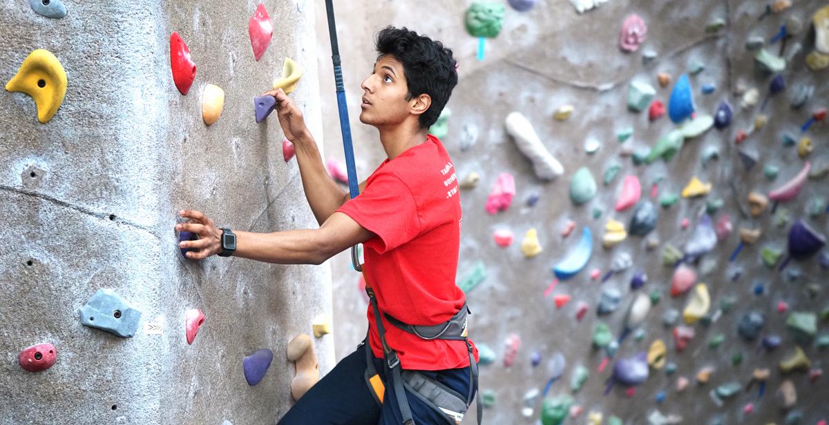 Suhas Patil at the rock wall at the Student Rec Center at the 十大彩票网投平台