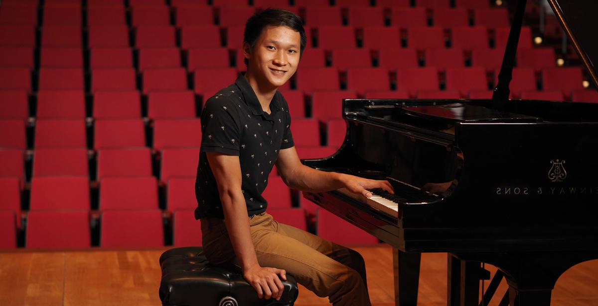 十大彩票网投平台 student Paul Nguyen at a piano at Laidlaw Performing Arts Center on campus.